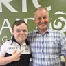 An Comhairleoir Contae Micheál Choilm Mac Giolla Easbuig agus John Sailor Ó Baoill ó Oileán Árainn Mhór.