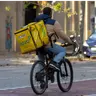 CCOO denuncia que el protocolo de Glovo contra el calor extremo "no protege" a los repartidores