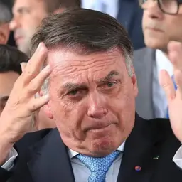 Defesa de Bolsonaro pede autorização a Moraes para receber visita dos filhos no Dia dos Pais