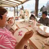 “Quiero que sepan lo que están haciendo”: mujeres aprenden técnicas artesanales para recuperar el bordado en Tafí del Valle