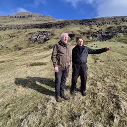 Við Tórði á túri í lembing í Skarðhaga