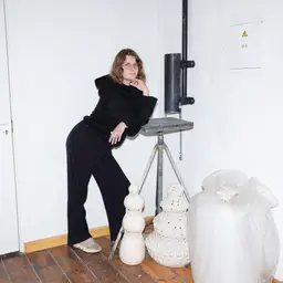 Nauja Scena. Švilpiančios ir gydančios Elenos Laurinavičiūtės skulptūros