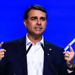 Flávio Bolsonaro pede prazo maior para depor à PF em inquérito sobre suposta calúnia contra Lula