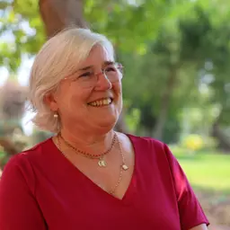A liberdade no serviço à Igreja, o caminho das palavras e as mãos de Isabel Figueiredo – Emissão 30-07-2026