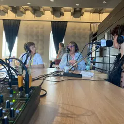 Au Monde des Dys / Part 2 - avec les organisatrices Gaëlle et Mélanie et Jacques Rollin, ami du Chant ... boule tout !