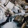 アラスカ州ウィッティアの氷河地帯を流れる山の小川